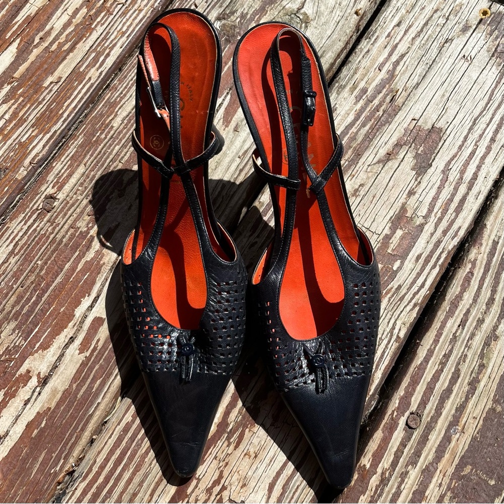 pointed toe sling back heels
brand chanel
size 38